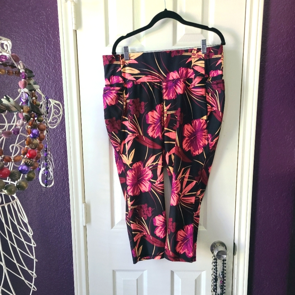 Livi Active Tropical Floral Print Capri Leggings size 18/20